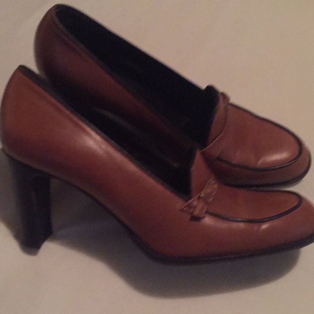 Coach pumps size 7 1/2 beautiful condition